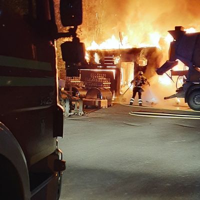 FW-M: Mehrere Baucontainer in Flammen (Lerchenau)
