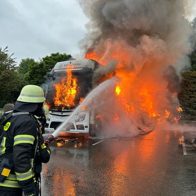 FW Moers: LKW und Kleintransporter brennen auf Hotelparkplatz / Stadtteil und Hotel ohne Strom