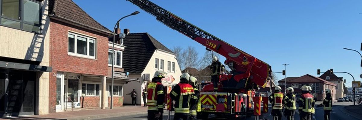 FW-AUR: Versteckter Brand fordert Großaufgebot an Einsatzkräften