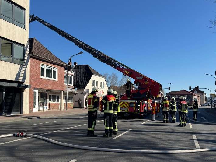 FW-AUR: Versteckter Brand fordert Großaufgebot an Einsatzkräften
