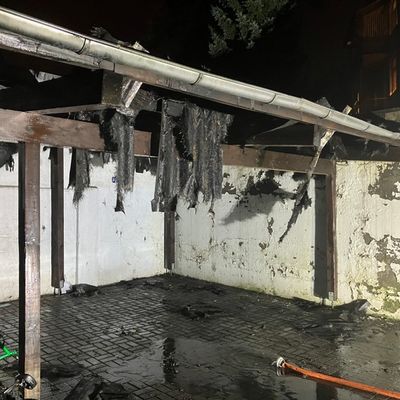 FW-MH: Carport-Dach in Mülheimer Altstadt in Brand geraten - Keine Verletzten