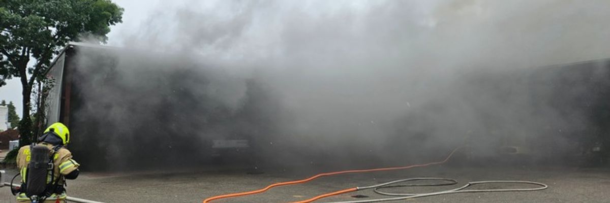 FW Gronau: Feuer in Lagerhalle am Heerweg