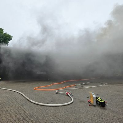 FW Gronau: Feuer in Lagerhalle am Heerweg