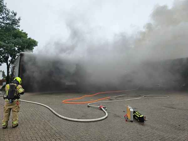 FW Gronau: Feuer in Lagerhalle am Heerweg