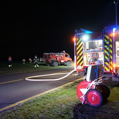FW-AR: Verunglücktes Kleinflugzeug auf dem Rollfeld des Flugplatzes Arnsberg-Menden