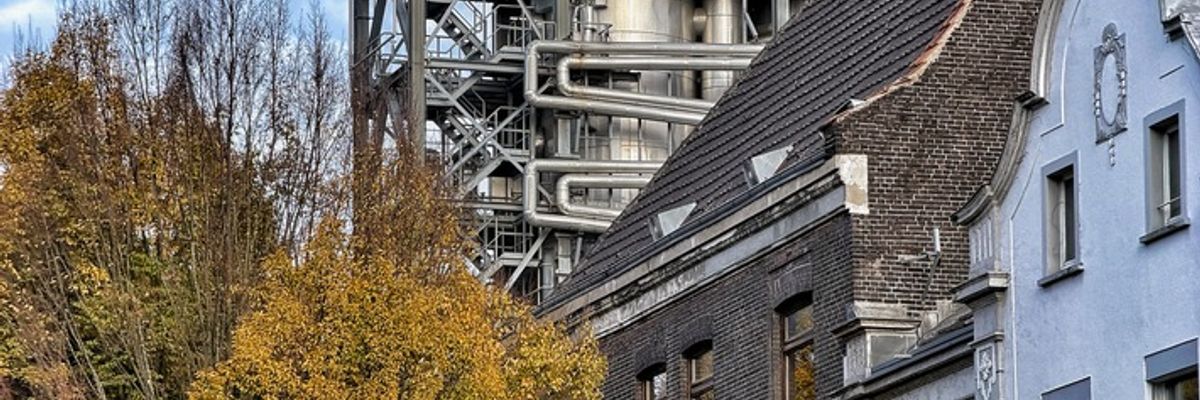 FW-NE: Feuer in Industriehalle im Neusser Hafengebiet | Maschinenbrand greift auf Dach über | Zwei Personen verletzt
