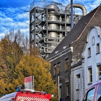 FW-NE: Feuer in Industriehalle im Neusser Hafengebiet | Maschinenbrand greift auf Dach über | Zwei Personen verletzt