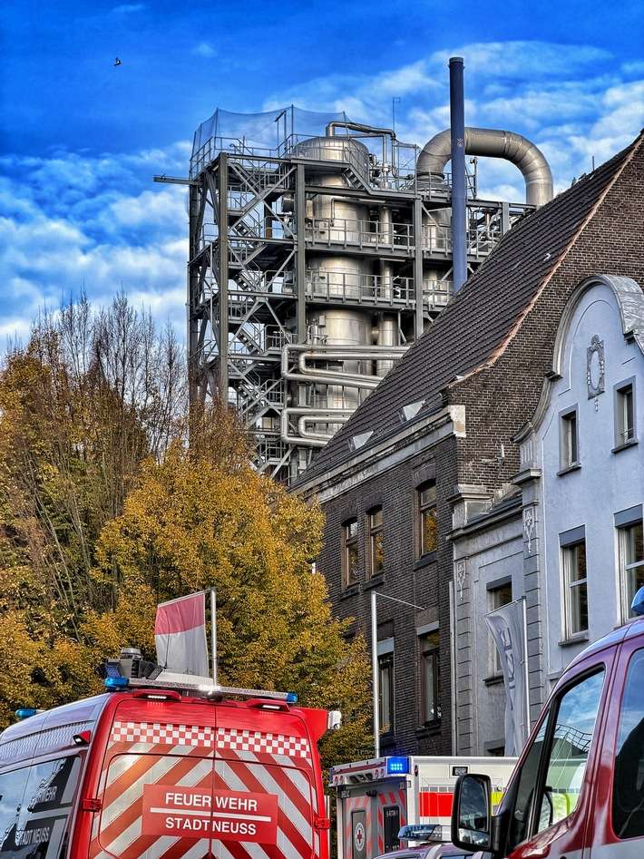 FW-NE: Feuer in Industriehalle im Neusser Hafengebiet | Maschinenbrand greift auf Dach über | Zwei Personen verletzt