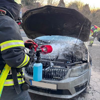 FW Porta Westfalica: 27.12.2025 - Eisbergen: Brand eines PKW vor einer Garage schnell gelöscht