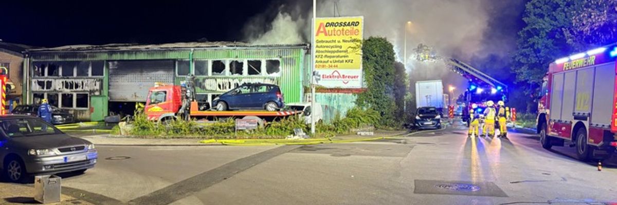 FW Grevenbroich: Feuerwehr Grevenbroich - Folgemeldung: Großbrand im Industriegebiet Ost, KFZ-Betrieb ausgebrannt, Übergreifen auf Schrottplatz verhindert, 150 Retter im Einsatz, Einsatzdauer weiter unbestimmt
