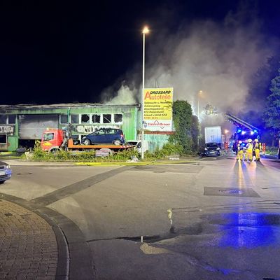 FW Grevenbroich: Feuerwehr Grevenbroich - Folgemeldung: Großbrand im Industriegebiet Ost, KFZ-Betrieb ausgebrannt, Übergreifen auf Schrottplatz verhindert, 150 Retter im Einsatz, Einsatzdauer weiter unbestimmt