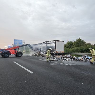 FW Helmstedt: Lkw Auflieger brennt auf Autobahn