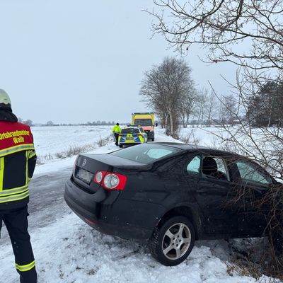 FW-AUR: Nach Unfall eingeschlossenen Fahrer befreit