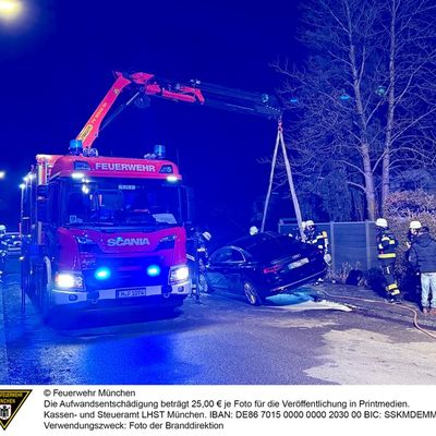 FW-M: Aufwendige Löscharbeiten bei Pkw-Brand (Waldperlach)