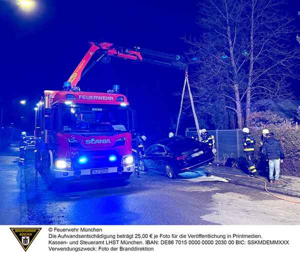 FW-M: Aufwendige Löscharbeiten bei Pkw-Brand (Waldperlach)