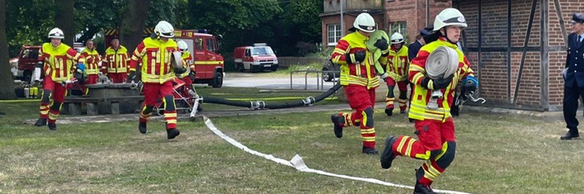 FW Lehrte: Moorwettkämpfe der Lehrter Feuerwehren mit Heiratsantrag