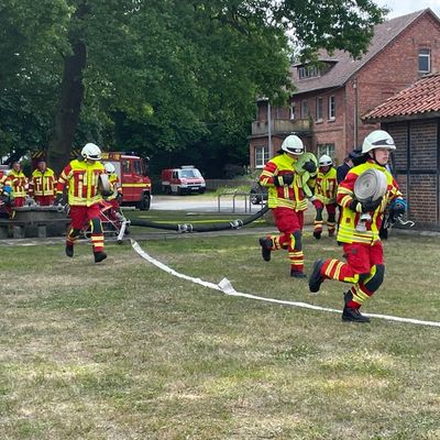 FW Lehrte: Moorwettkämpfe der Lehrter Feuerwehren mit Heiratsantrag
