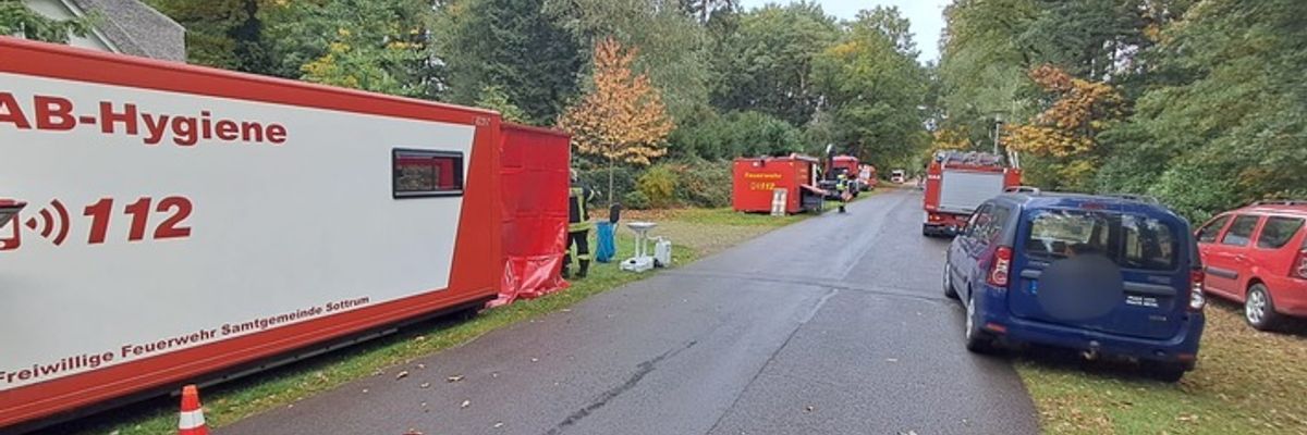 FW-ROW: Wohnhaus brennt nieder - Neue Container des Wechselladers im Einsatz