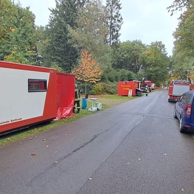 FW-ROW: Wohnhaus brennt nieder - Neue Container des Wechselladers im Einsatz