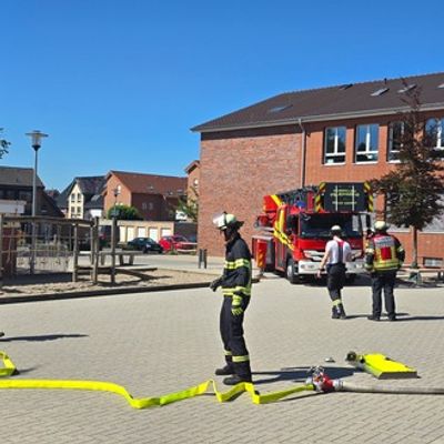 FW-WRN: Räumungsübung an der Uhlandgrundschule: Freiwillige Feuerwehr Werne trainiert den Ernstfall mit rund 470 Schülern