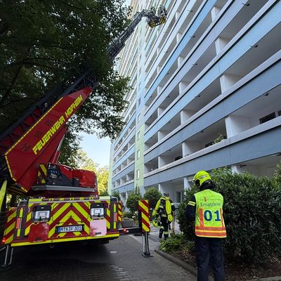 Feuerwehr MTK: Wohnungsbrand in Okrifteler Hochhaus - Mehrere Menschen und Tiere gerettet