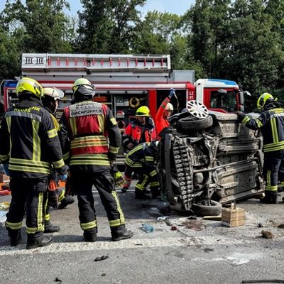 FW-NE: Verkehrsunfall auf der A57 | Eine Person aus PKW befreit