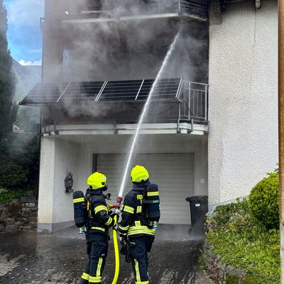 FW Wenden: Zimmerbrand in Wenden: Feuer greift von Balkon auf Wohnung und Dach über