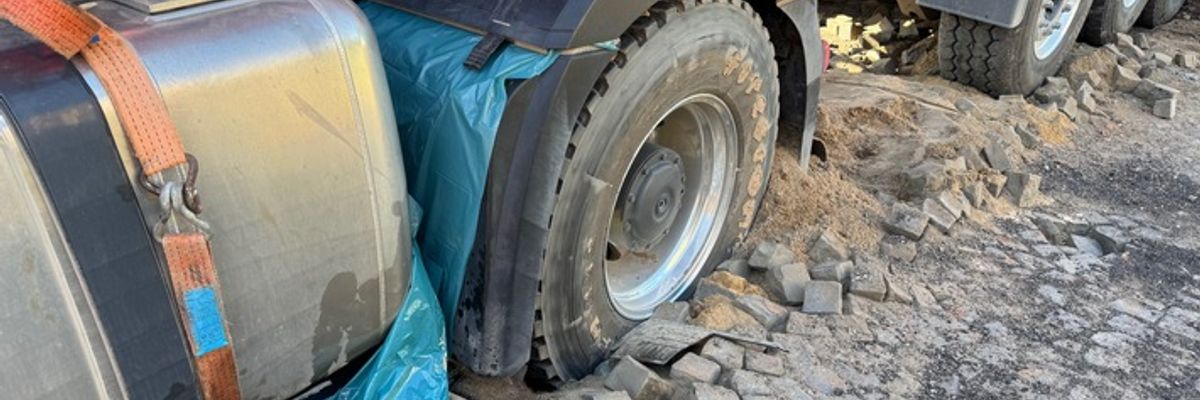 FW Düren: Dieseltank an LKW aufgerissen