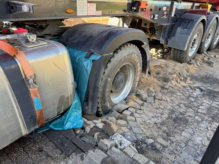 FW Düren: Dieseltank an LKW aufgerissen