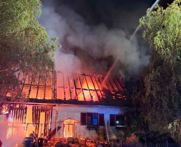 KFV-CW: Großbrand macht Wohnhaus unbewohnbar und verursacht hohen Schaden - Keine Verletzten - 50 Einsatzkräfte vor Ort