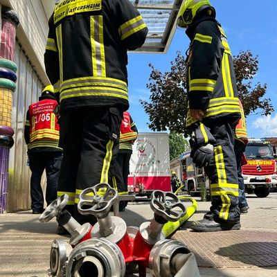 Feuerwehr MTK: Drei Einsätze an einem Tag: Gebäudebrand, Tierrettung und Aufzugsrettung