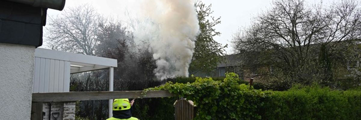 FW Pulheim: Brennende Thuja-Hecke bedroht Wohngebäude