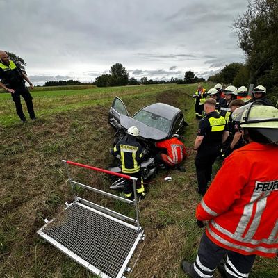 FW-ROW: Ehepaar nach Verkehrsunfall auf der A1 aus Fahrzeug befreit