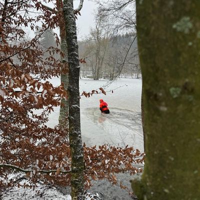 FW Menden: Feuerwehr Menden übt Eisrettung auf dem Hexenteich