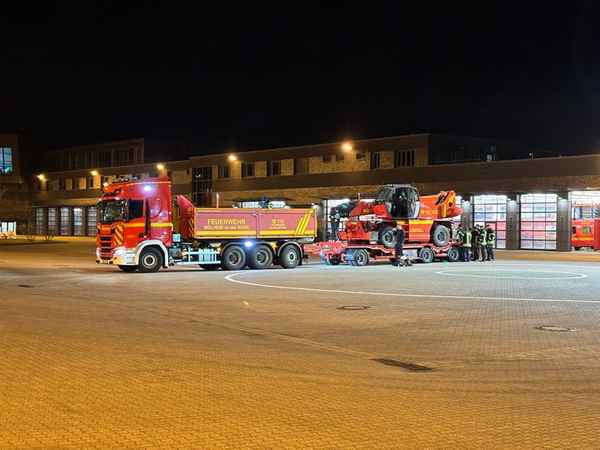 FW-MH: Überörtliche Hilfe in Oberhausen mit Teleskoplader