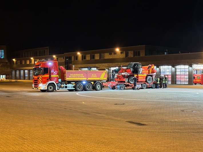 FW-MH: Überörtliche Hilfe in Oberhausen mit Teleskoplader