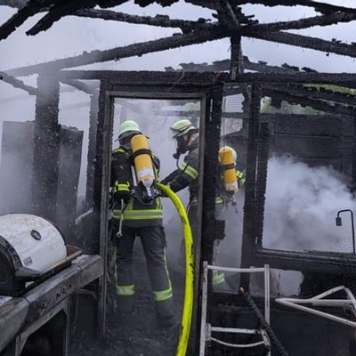 FW-WRN: Brand eines Gartenhauses drohte auf Wohnhaus überzugreifen