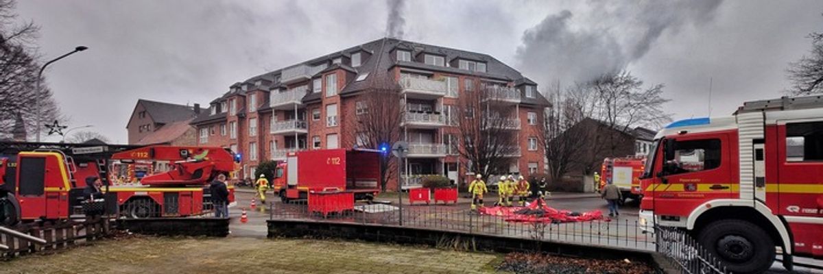 FW Grevenbroich: Feuer in Grevenbroich / Tiefgarage stark beschädigt, zwei Autos zerstört, eine Person verletzt (Abschlussmeldung)