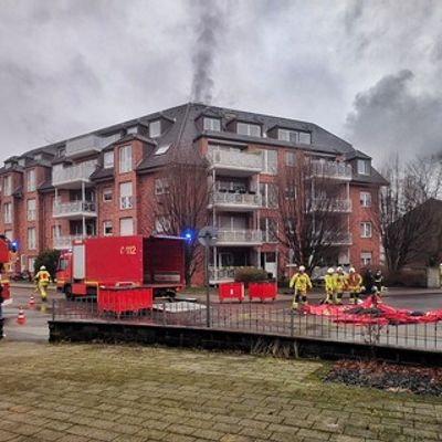 FW Grevenbroich: Feuer in Grevenbroich / Tiefgarage stark beschädigt, zwei Autos zerstört, eine Person verletzt (Abschlussmeldung)