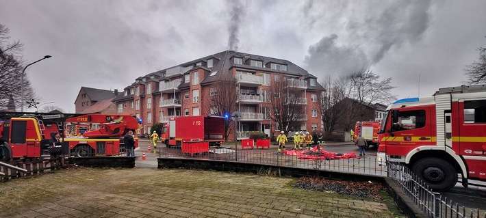 FW Grevenbroich: Feuer in Grevenbroich / Tiefgarage stark beschädigt, zwei Autos zerstört, eine Person verletzt (Abschlussmeldung)