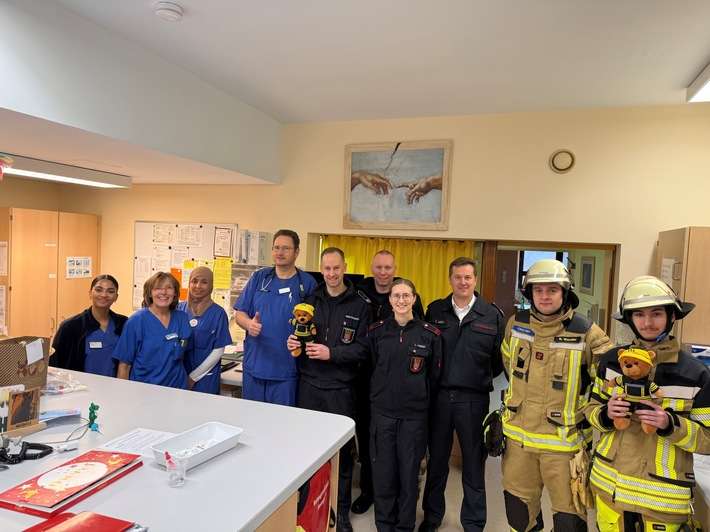 FW-EN: Freiwillige Feuerwehr Herdecke besucht Kinderstationen im Gemeinschaftskrankenhaus vor Heiligabend