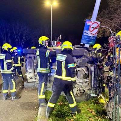 Feuerwehr MTK: Pkw prallt gegen Laternenmast: Fahrerin nach Alleinunfall befreit