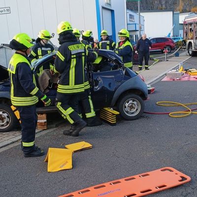 FW Finnentrop: Einheit Heggen zeigt bei Abschlussübung technische Rettung nach Verkehrsunfall