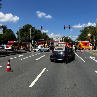FW-Velbert: Verkehrsunfall mit zwei Pkw am Willi-Brandt-Platz