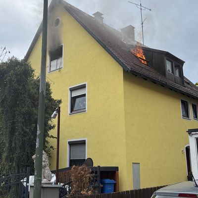 FW-M: Zimmerbrand breitet sich auf Dachstuhl aus (Forstenried)