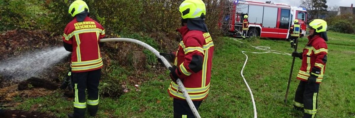 FW Reichenau: Brennender Strohhaufen gelöscht, 17.11.2025, Reichenau-Mittelzell