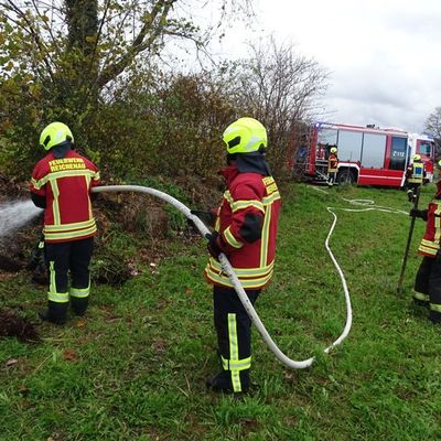 FW Reichenau: Brennender Strohhaufen gelöscht, 17.11.2025, Reichenau-Mittelzell
