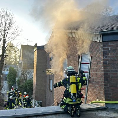 FW Rösrath: Gebäudebrand in Kleineichen: Feuerwehr Rösrath im Großeinsatz