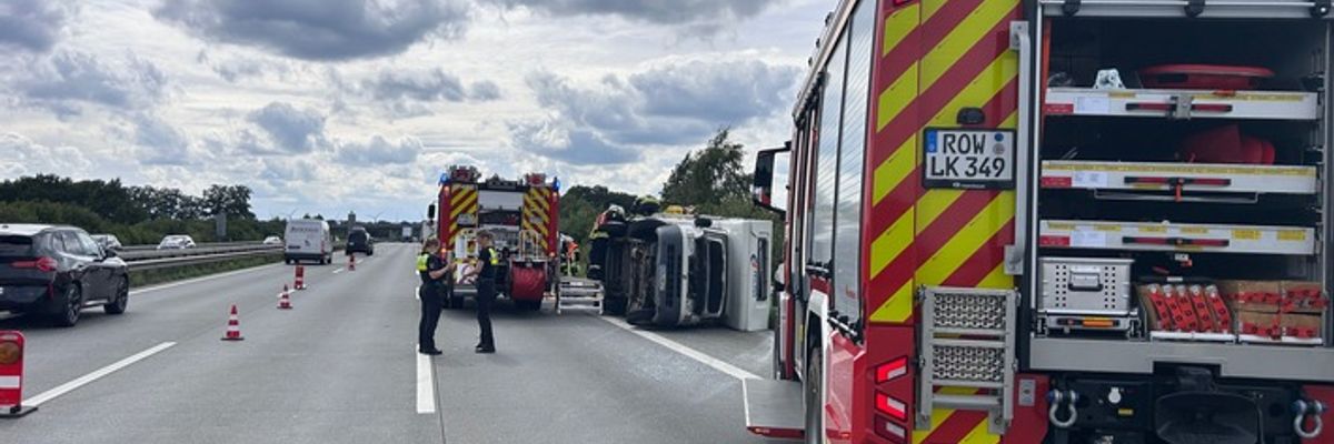 FW-ROW: Verkehrsunfall mit Wohnmobil auf der BAB 1 - Eine Person durch Feuerwehr gerettet