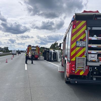 FW-ROW: Verkehrsunfall mit Wohnmobil auf der BAB 1 - Eine Person durch Feuerwehr gerettet